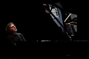 Remo Anzovino fa "volare" il pubblico friulano al Teatro Nuovo Giovanni da Udine