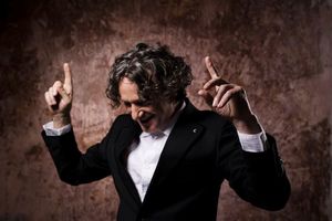 Anche Goran Bregović tra i protagonisti del ventiseiesimo festival Dromos: il musicista e compositore balcanico in concerto  con la sua Wedding and Funeral Band il 13 agosto a Neoneli (OR).