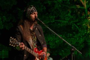 PALCHI NEI PARCHI. QUESTO WEEK END DUE APPUNTAMENTI D'ECCEZIONE. IL MUSICISTA FRIULANO ANTHONY BASSO VENERDÌ 21 (ORE 20.45) E IL COMICO GIOBBE COVATTA DOMENICA 23 GIUGNO (ORE 18.30)