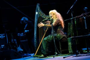 LOREENA MCKENNITT HA NUOVAMENTE INCANTATO IL PUBBLICO UDINESE CON UN MAGNIFICO CONCERTO SULLO SCENOGRAFICO PIAZZALE DEL CASTELLO