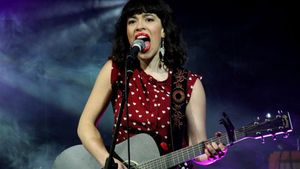 A SÉ STANTE: LO SHOPAHOLIC POP DI ANGELICA LUBIAN