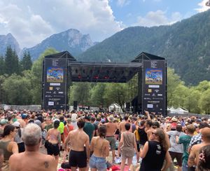 UN MANU CHAO ESPLOSIVO INCANTA I LAGHI DI FUSINE