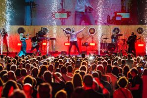 CONCERTO HAUSER A VILLA MANIN - 4.000 PERSONE IN DELIRIO PER LO SHOW DELLA ROCKSTAR MONDIALE DEL VIOLONCELLO