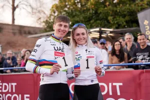 STRADE BIANCHE E STRADE BIANCHE WOMEN ELITE: GRANDE SUCCESSO PER LA PRESENTAZIONE DELLE SQUADRE