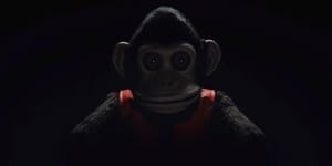 The Monkey: recensione della commedia splatter di Osgood Perkins