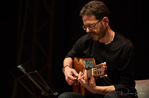 Favole e Canzoni. Primo disco di canzoni d’autore del compositore e chitarrista Sergio Giangaspero, in uscita oggi, 25 aprile, per Anelli Records.