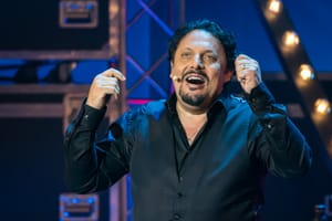 ENRICO BRIGNANO annuncia il suo nuovo one man show: il 13 luglio all'Arena Alpe Adria di Lignano Sabbiadoro con "Bello di mamma!"