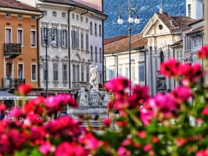 LA VIA DEL BORGO-CONFCOMMERCIO GORIZIA: SABATO 12 APRILE LA PASSEGGIATA DA VIA RASTELLO A PIAZZA DELLA VITTORIA IN COMPAGNIA DELL’AUTRICE ANTONELLA GALLAROTTI E DEL FOTOGRAFO BENEDETTO KOSIC