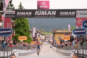 Carlos Verona vince la quindicesima tappa del Giro d'Italia. Isaac Del Toro rimane in Maglia Rosa