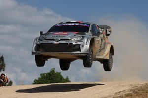 Ogier ancora leader del Rally Italia Sardegna dopo il sabato, sarà duello con Tanak