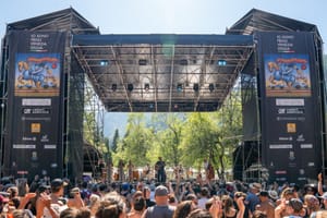 LORENZO JOVANOTTI  DA CORTONA AI LAGHI DI FUSINE AL NO BORDERS FESTIVAL IN SELLA ALLA SUA BICI #JOVABIKEPARTY