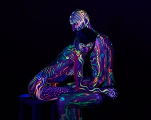 Al Base Club Experience sabato 30 agosto  una notte luminosa con l’artista e bodypainter Isabella Goio Domenica 31 agosto ultima serata alla rotonda sul mare