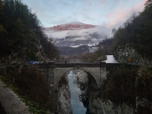 Sabato 30 agosto 2025   Storie sommerse e corpi che resistono in scena a In\Visible Cities   Festival Urbano Multimediale prosegue a Gorizia e Nova Gorica