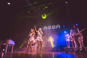 A OSOPPO LA TRAVOLGENTE ENERGIA DEGLI ABBA E IL VIA, PER LA PRIMA VOLTA IN REGIONE, ALLE “COCCOLE A TEATRO”