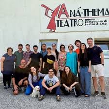 GRANDI NOMI, PRIME NAZIONALI ED EMOZIONI: SI ALZA IL SIPARIO SULLA NUOVA STAGIONE DI ANÀ-THEMA TEATRO