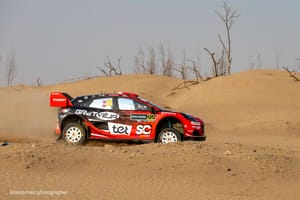 UNO STRAORDINARIO MARTJNS SESKS FA VOLARE LA FORD AL RALLY SAUDI ARABIA