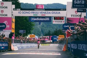 JONAS VINGEGAARD VINCE LA VENTESIMA TAPPA DEL GIRO D'ITALIA E RIMANE IN MAGLIA ROSA