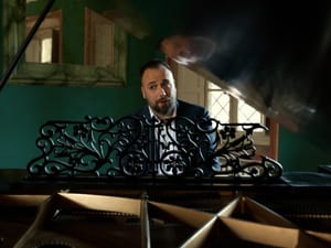 Raphael Gualazzi domenica alle 18 nella Tenuta Vistorta di Sacile per Jazz River, l'ospite più atteso