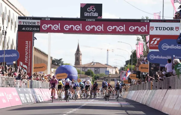 Jonathan Milan vince la tredicesima tappa del Giro d'Italia. Tadej Pogacar rimane in Maglia Rosa