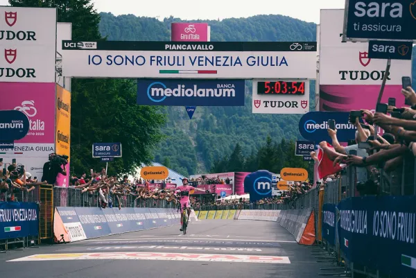 JONAS VINGEGAARD VINCE LA VENTESIMA TAPPA DEL GIRO D'ITALIA E RIMANE IN MAGLIA ROSA