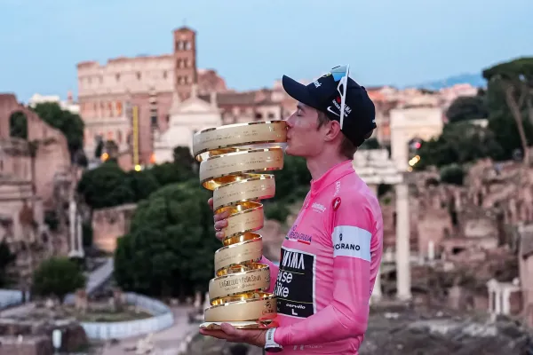 JONAS VINGEGAARD VINCE IL GIRO D'ITALIA 2026. JONATHAN MILAN SI AGGIUDICA LA VENTUNESIMA TAPPA