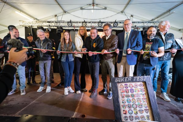 “King” Carl Fogarty e le Autorità locali e regionali al taglio del nastro della 40ª Biker Fest International