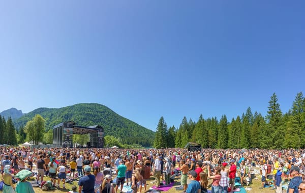 NO BORDERS MUSIC FESTIVAL 2026   IL TERZO E ULTIMO WEEKEND AI LAGHI DI FUSINE CON MANU CHAO E MANNARINO