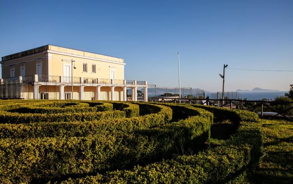 Il FAI ha celebrato Giacomo Leopardi nelle Giornate FAI di Autunno Grande successo per l'evento "Odorata Ginestra" a Villa delle Ginestre (Torre del Greco).